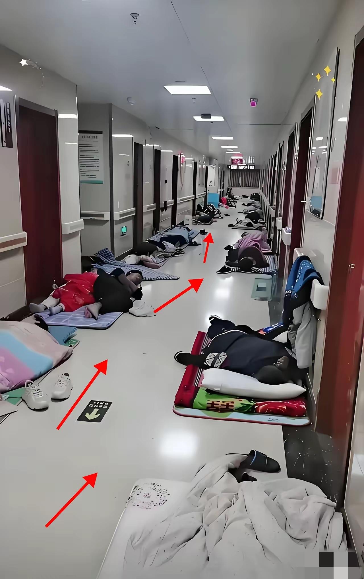 武汉这家医院的一纸通知，看得人鼻子发酸。
没别的，就是允许家属夜里在走廊铺垫子睡