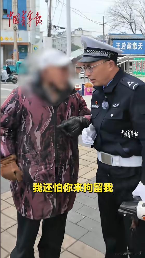 “理不直气还壮！”近日，安徽宿松，一78岁老人骑电动车闯红灯，交警看见后立马拦下