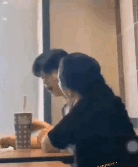女子在奶茶店对男友挥拳泼奶茶薅头发按座椅，大街上又开车反复撞向扶车的男友，两段画