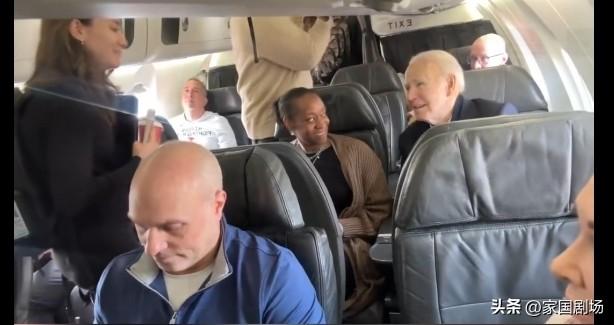 当地时间2月27日，美国前总统拜登乘坐商业航班出行时，被游客贴脸开大，一位乘客走