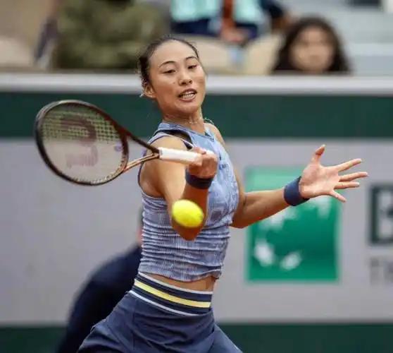 5月25日，郑钦文法网首轮对阵波兰资格赛选手玛雅·赫瓦林斯卡，两人基本情况如下：