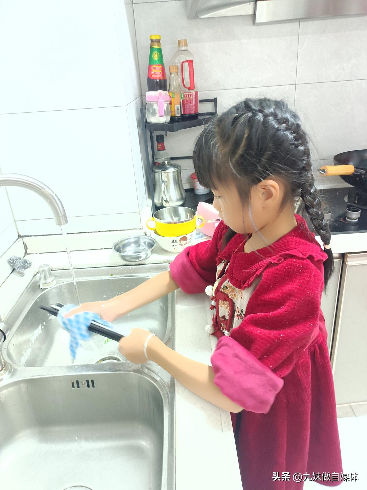 做家务活也是要从小培养的，相信你会越做越好。