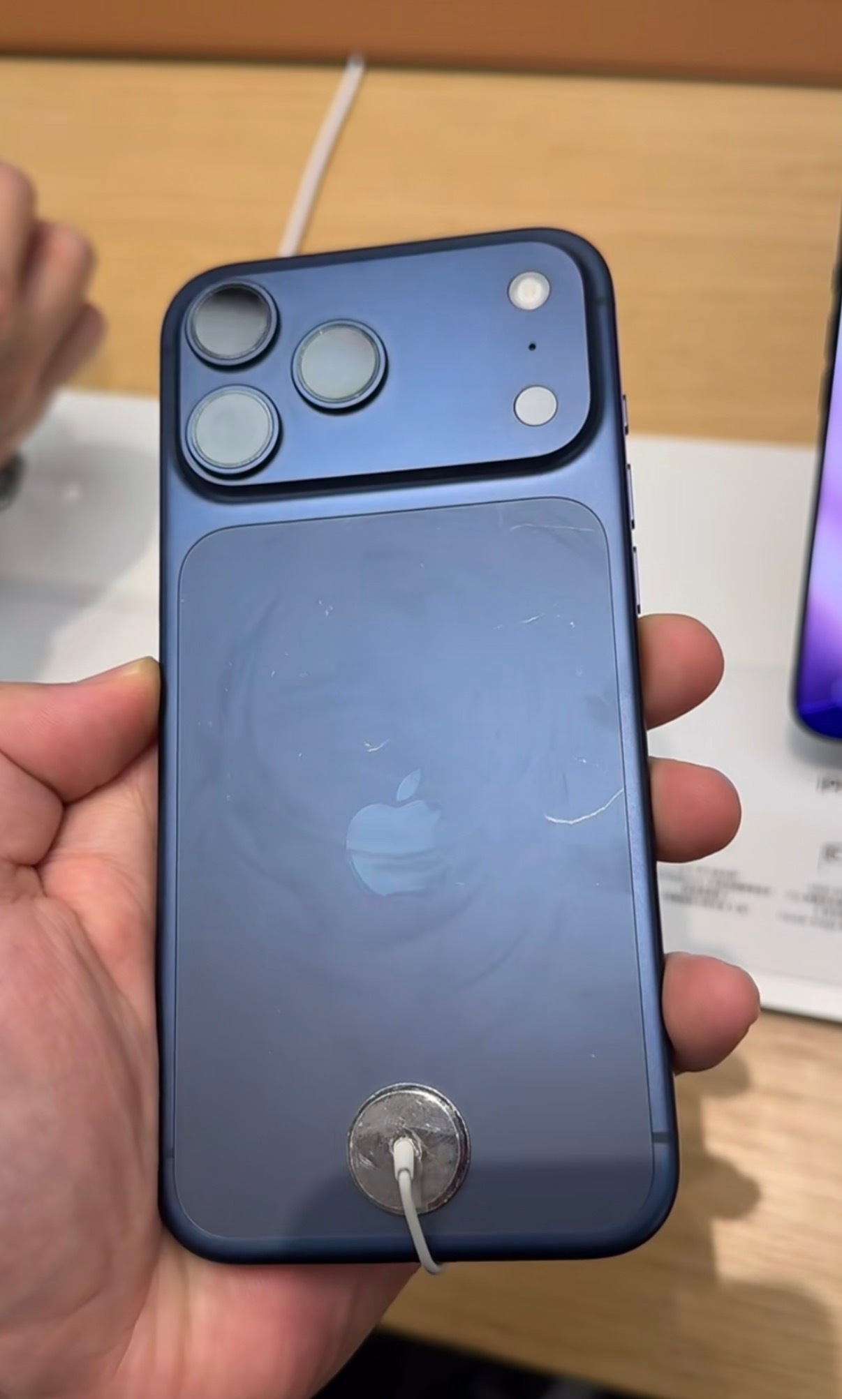 iPhone17Pro线下展出真机已满身划痕你们只看到了划痕，有心的人已经将它变