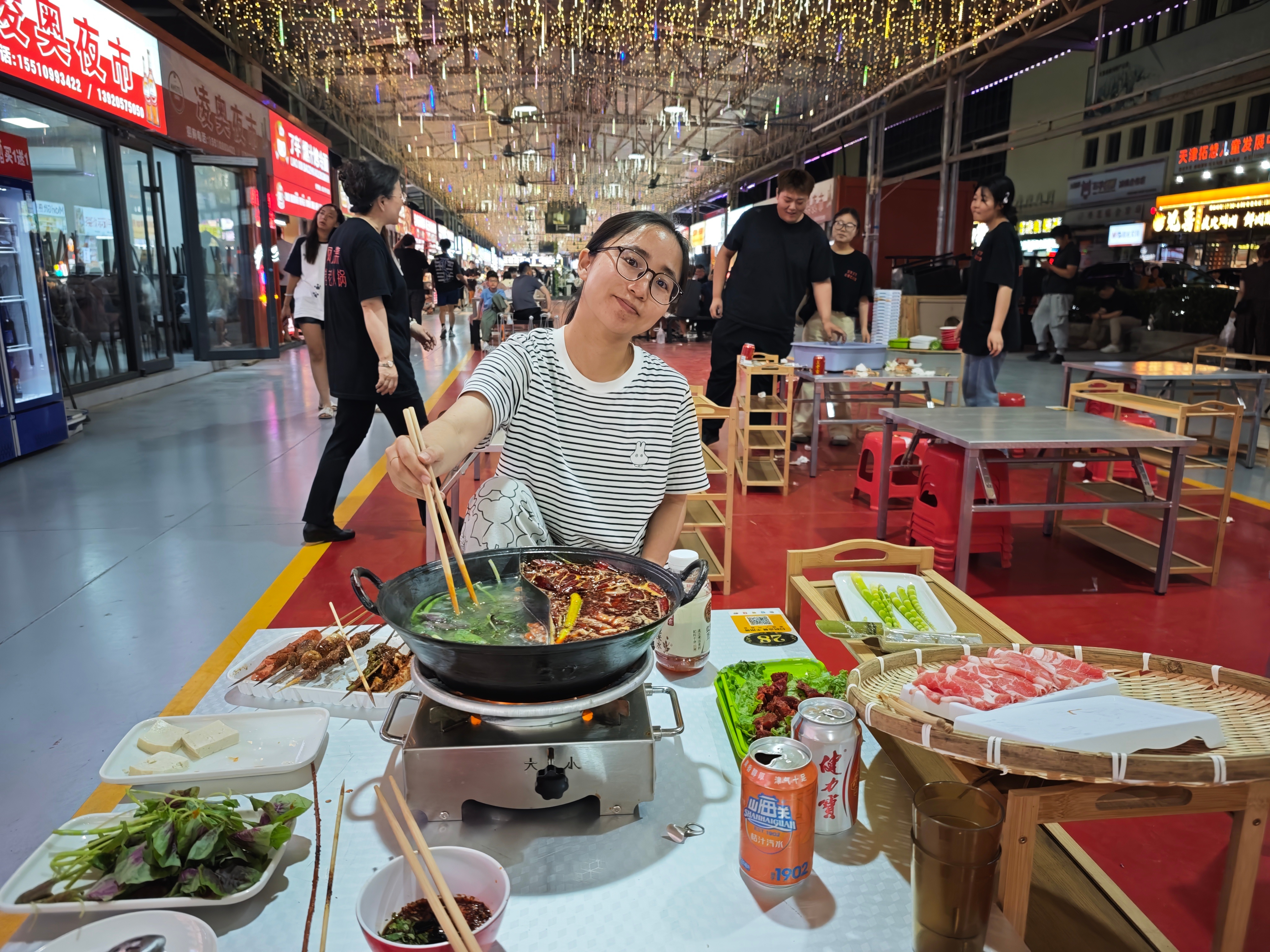 老马在路上 好久好久没过周末了晚上店里结束和孔老板去夜市小约了下今年的夏天来的明