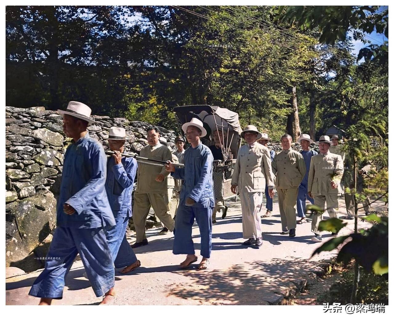 这张照片记录了 蒋介石于 1946年7月19日 抵达中国中部著名的避暑胜地 庐山
