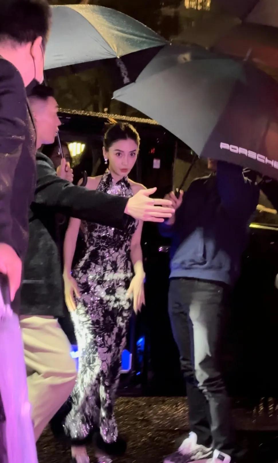 angelababy回归参加上海时装周看秀活动，感觉baby现在成熟稳重多了！别