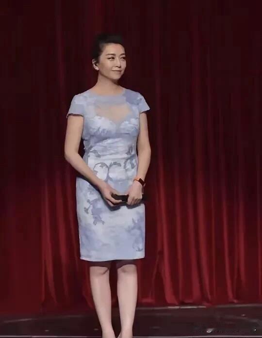 50多岁的她依然那么成熟美丽，虽然有点微胖，但是身材匀称，五官精致完美、气质知性