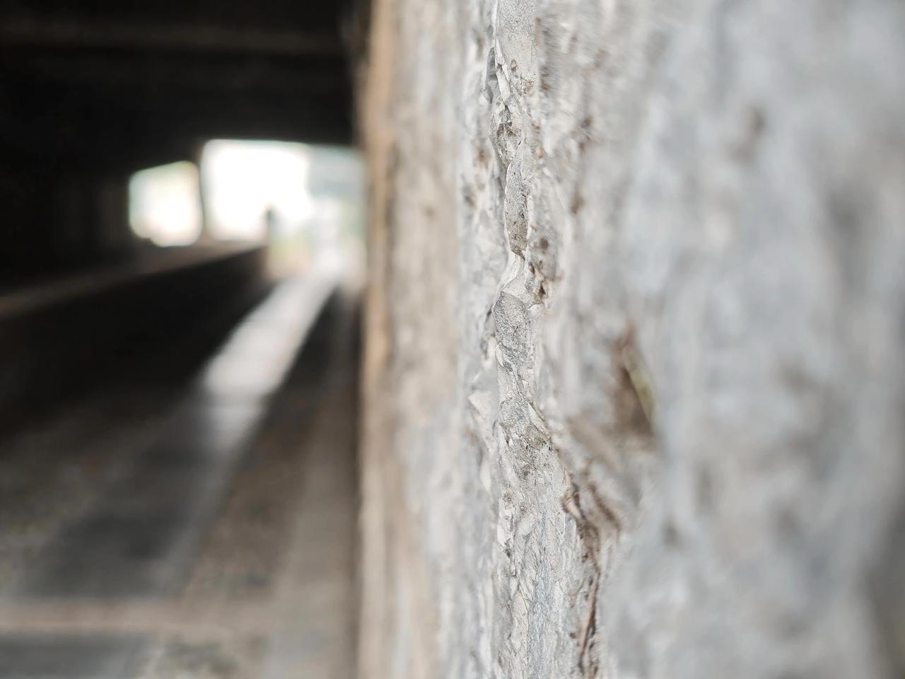 你们平时随手记录下的风景图有多美墙角的斑驳纹理，框住隧道那头的微光，随手拍的瞬间