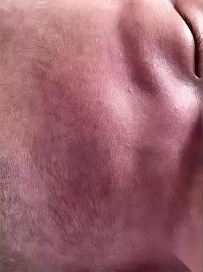 拍个满月照

差点害了娃？

这事就发生在深圳福田的万科瑧山府，是一线母婴护理师