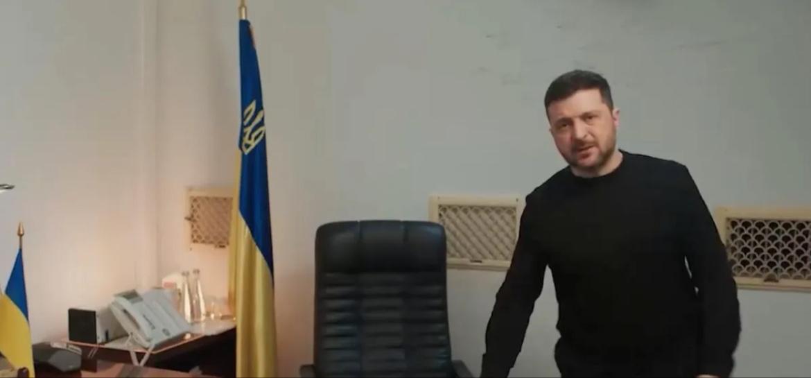 俄乌冲突爆发四周年，泽连斯基在社交平台首次公开基辅总统府地下掩体画面。这处掩体曾
