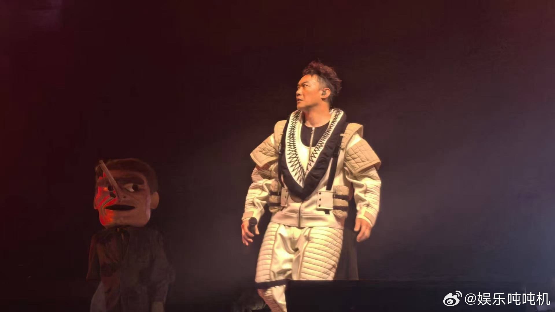 白举纲演我看陈奕迅演唱会 看白举纲看陈奕迅演唱会的状态，真是把歌迷的样子演活了。