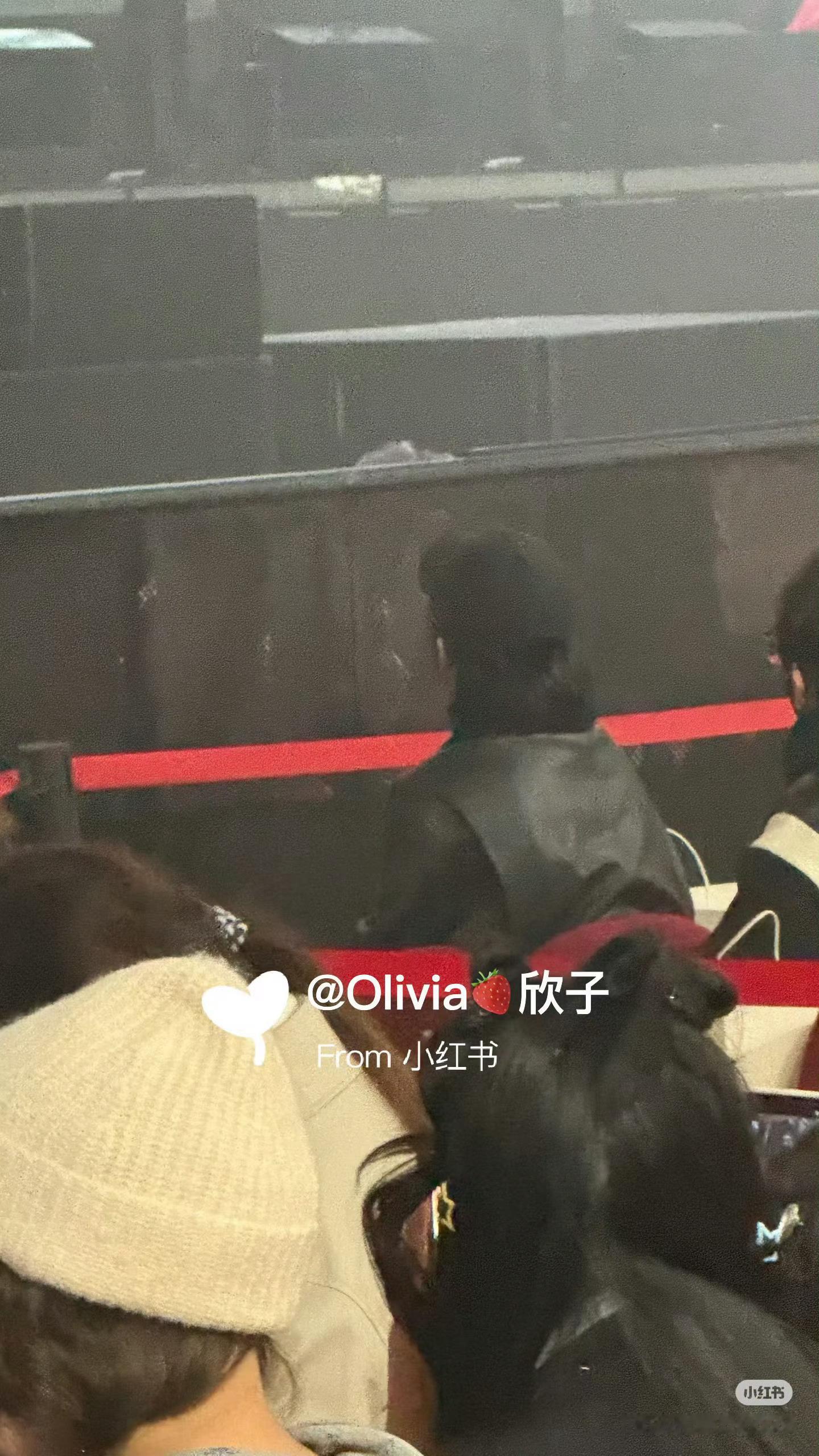 陆柯燃在虞书欣生日会第一排！ 