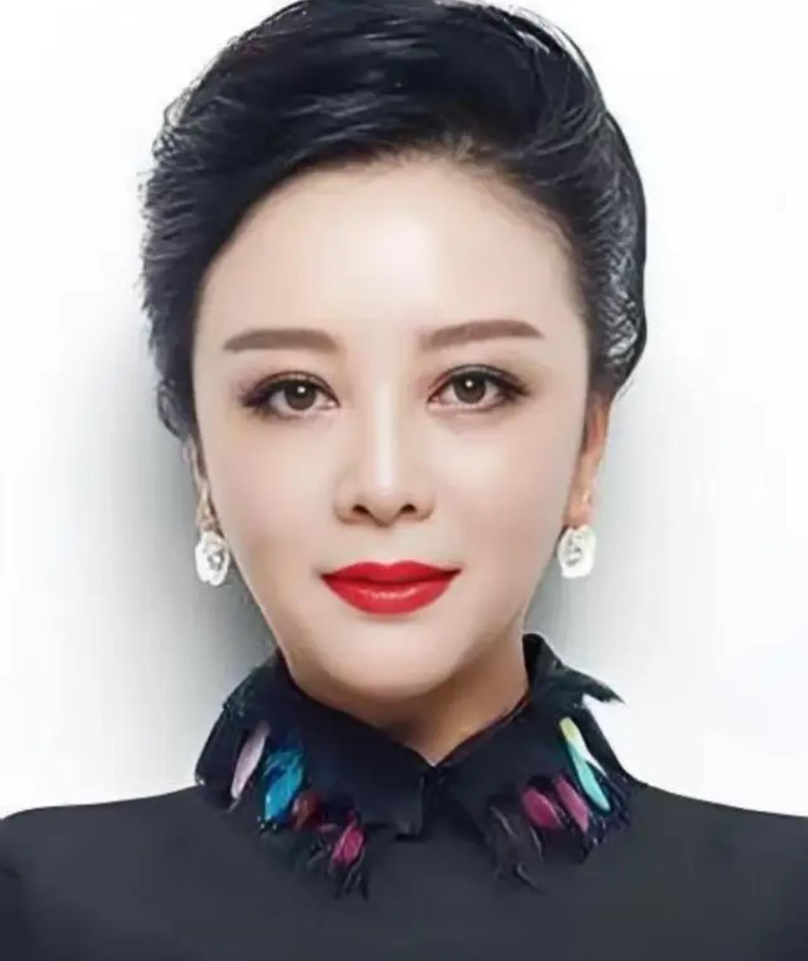 孙二娘梁丽被通缉，她演过水浒最狠的女人，但她自己的人生剧本，比任何一部电视剧都荒