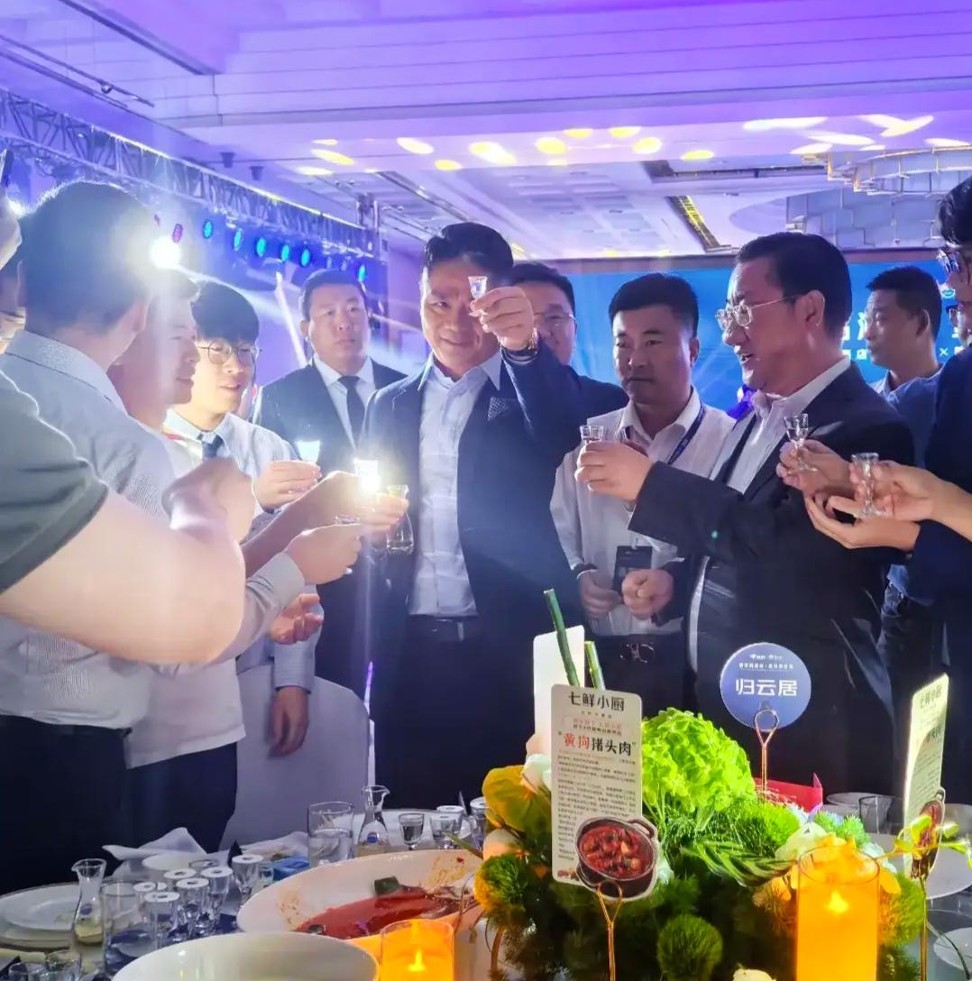 我总觉得刘强东，
他身上有个玄学，
准得恐怖！那就是，凡是跟他喝过酒的，无一不被