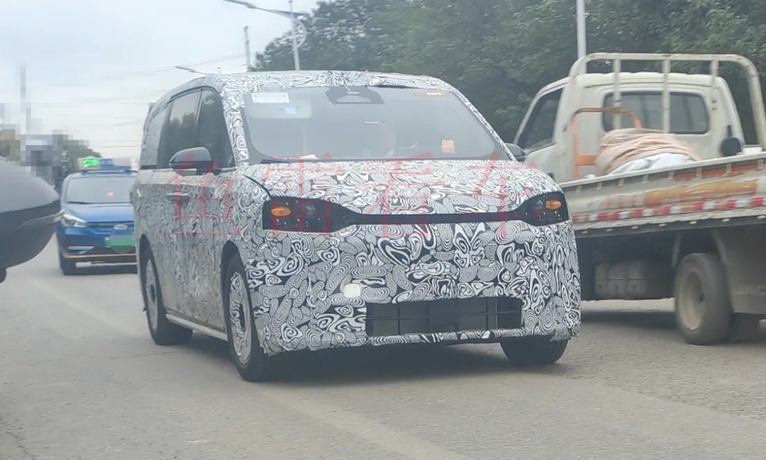 鸿蒙智行首款MPV要来啦！智界这款新车延续家族设计，之前谍照就曝光过，最近谍照越