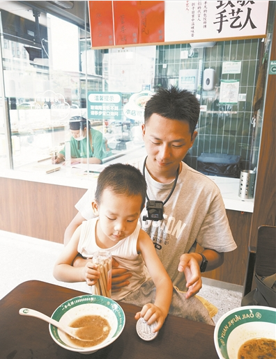 “上门遛娃”走红，安全不能“掉线” | 新京报快评