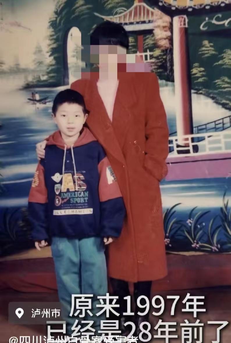 泸州，一10岁的男孩，在母亲失踪后，他想方设法溜出来找妈妈，神奇的是他不去远处，