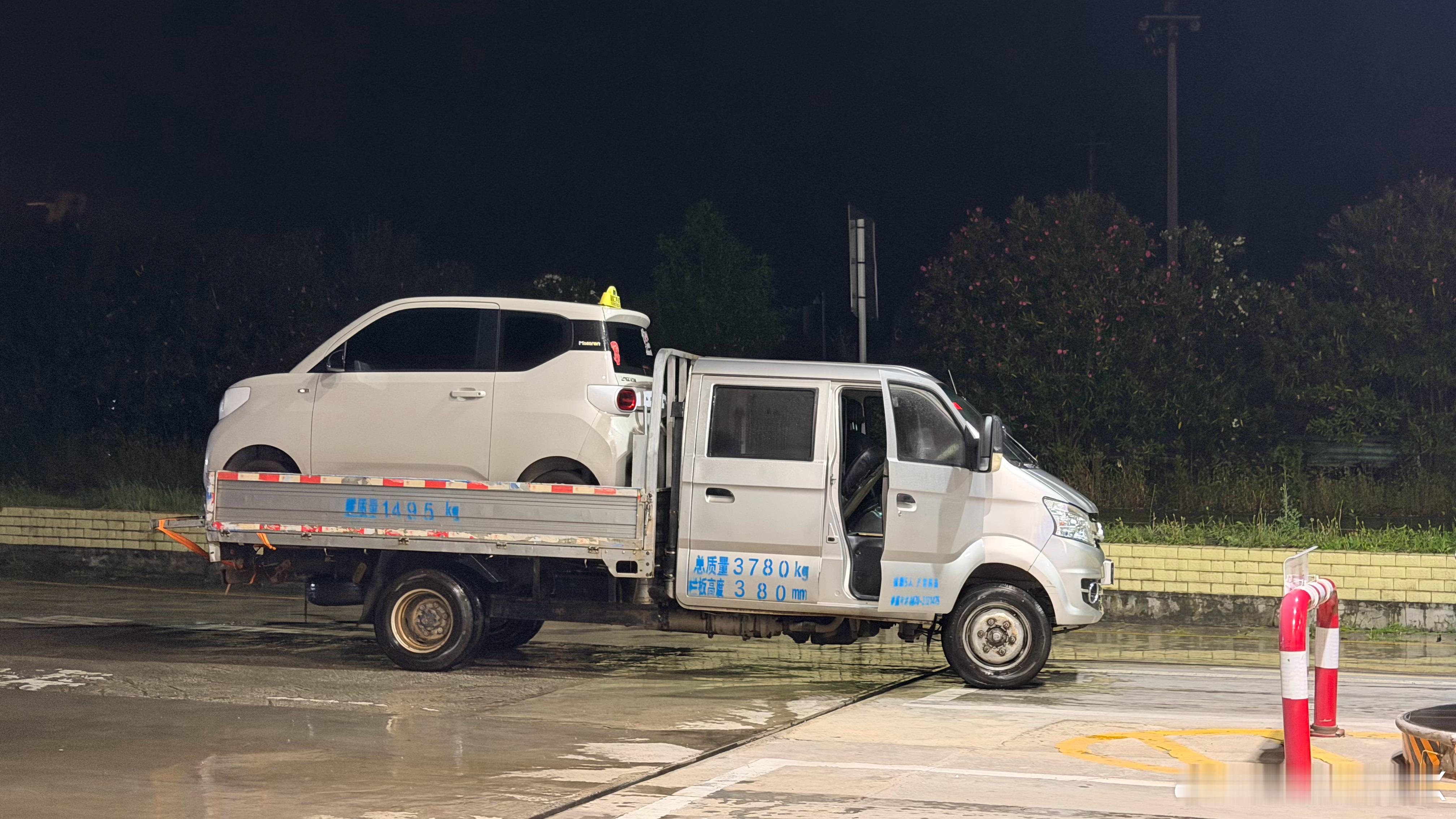 偶遇一台微型货车，拐带一台五菱mini EV经常有这些货车，无端端会拉着一台小车