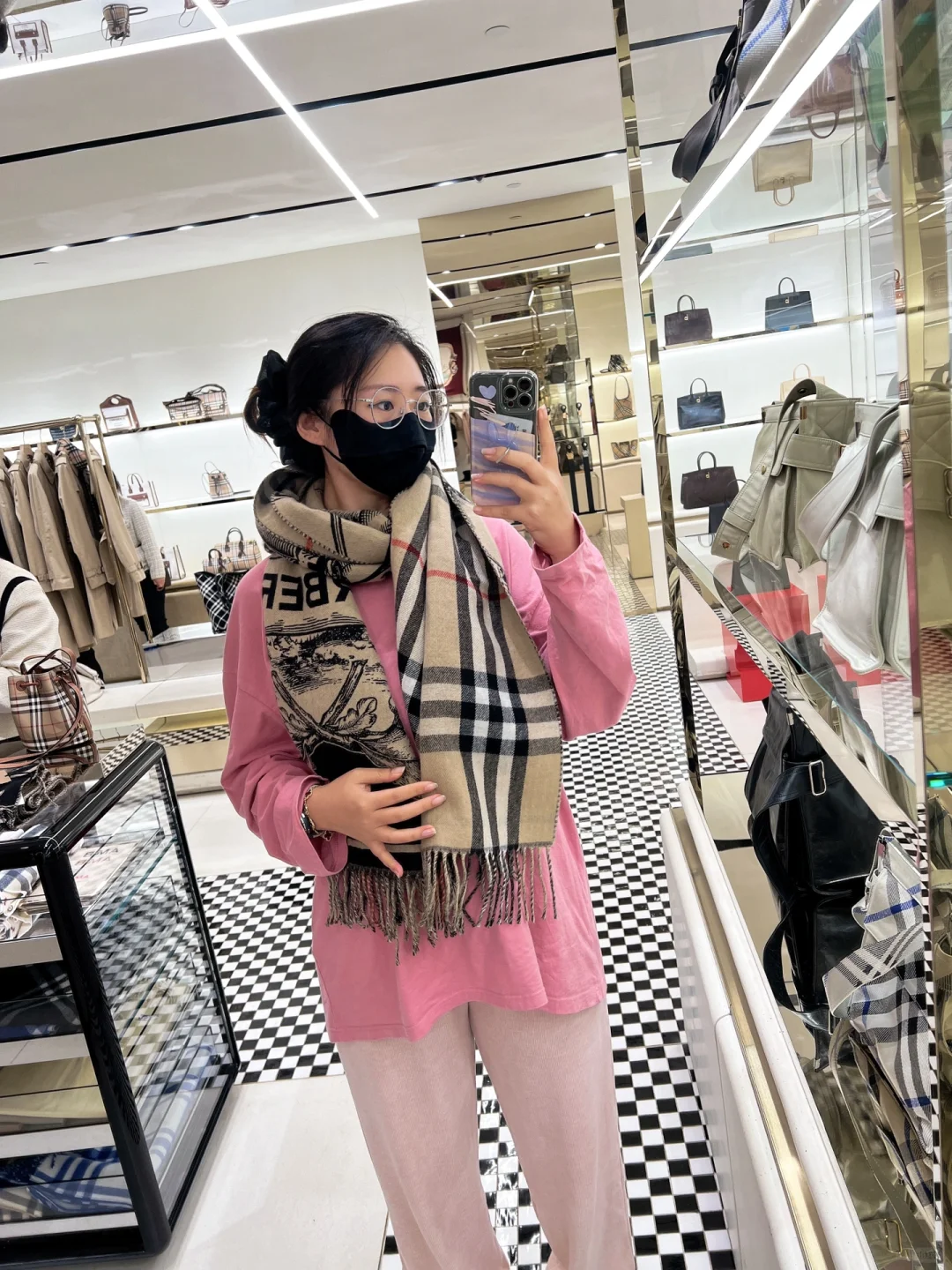 姐妹逛街。快乐无边。