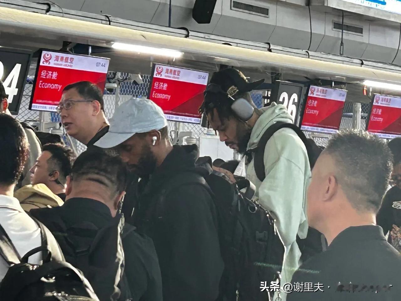 归心似箭，辽篮卫冕次日一早坐返沈阳的航班，16：10分落地沈阳桃仙机场，球迷准备