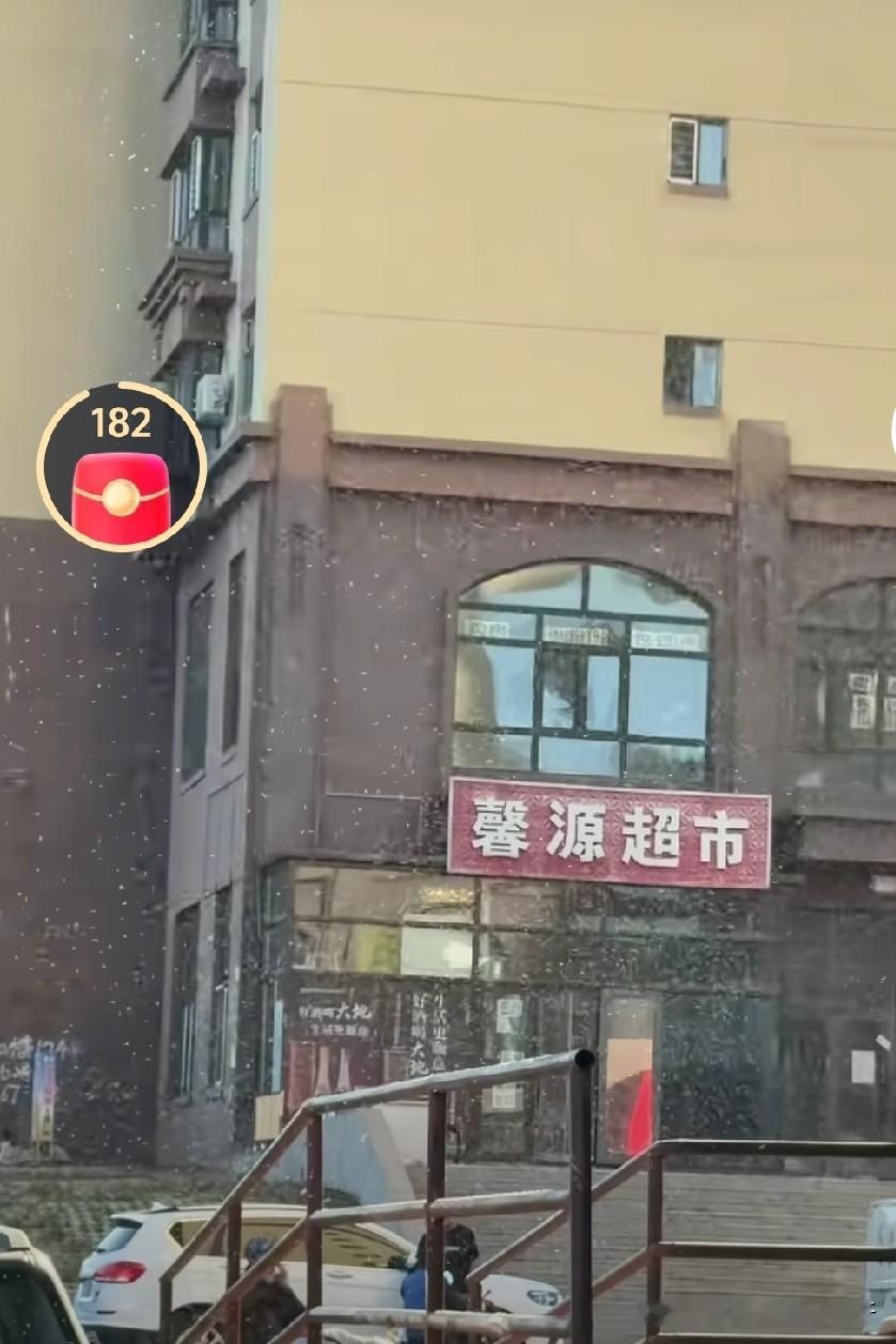 这几天小飞虫怎么那么多

不知道是不是我们小区绿化太好，小飞虫推不开了，横行霸道