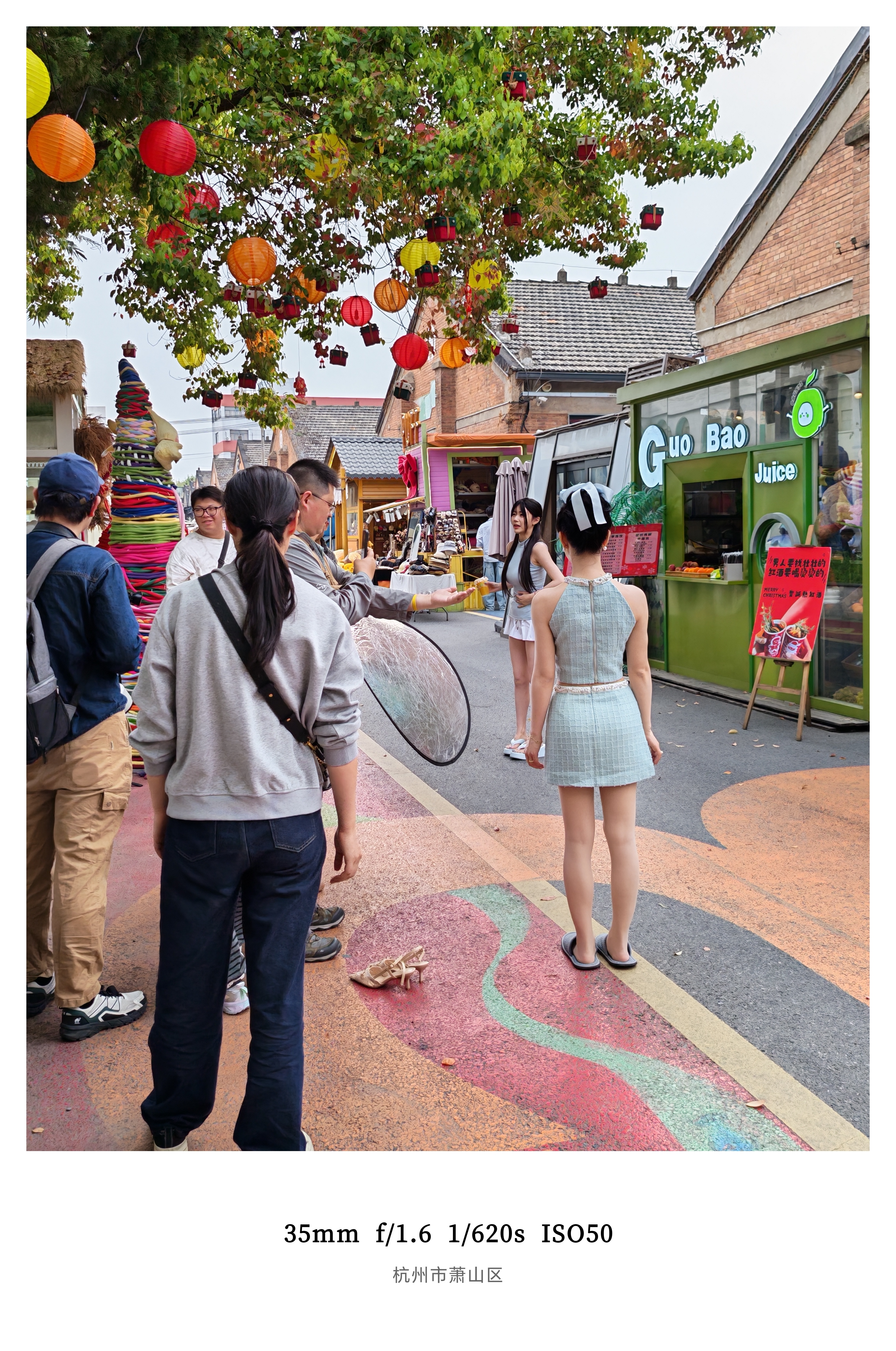 杭州确实遍地网红和自媒体博主刚路过一个擦边博主拍摄现场七八个机位围着拍摄那个台词