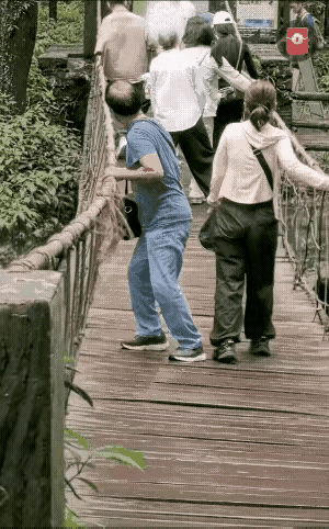 这操作真缺德！今天在景区走空中走廊，前面几个小姑娘正小心翼翼挪步，后面突然冲上来