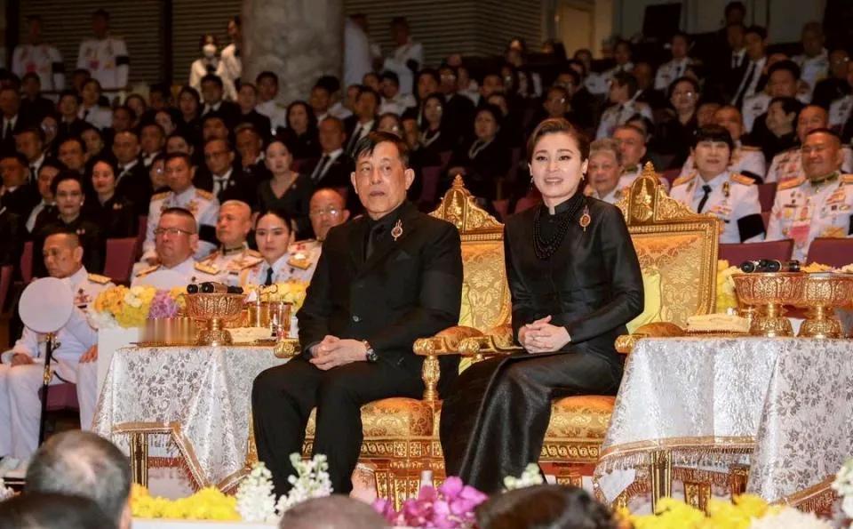 都替苏提达担心了，
虽然位置是一人之下万人之上，
但你看看这一人之下的一人，泰王