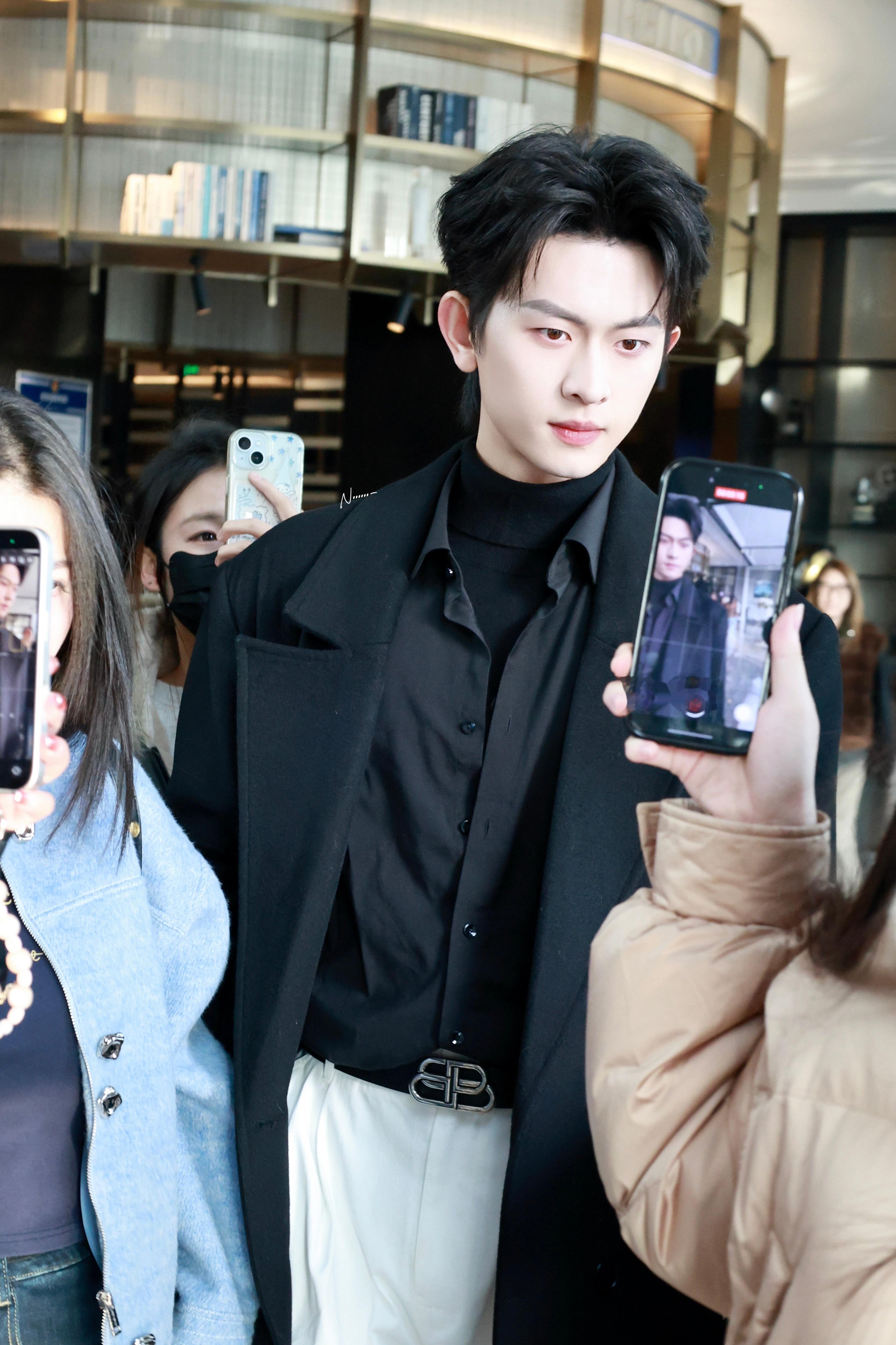 哥哥的巴黎世家裤腰带好骚啊