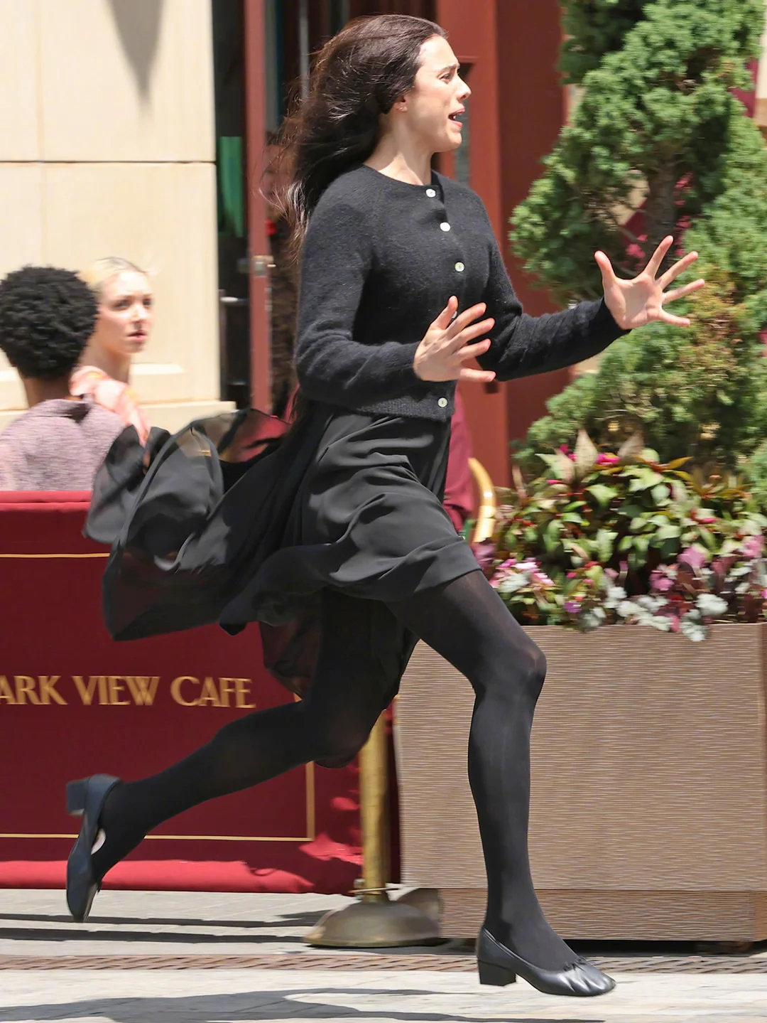 Margaret Qualley 《着魔》片场照🎬