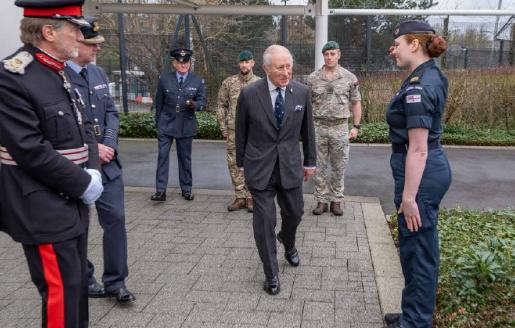 查尔斯三世放弃安德鲁王子？他所谓的让法律来走完程序，本质上就是一种保护。
哈里王