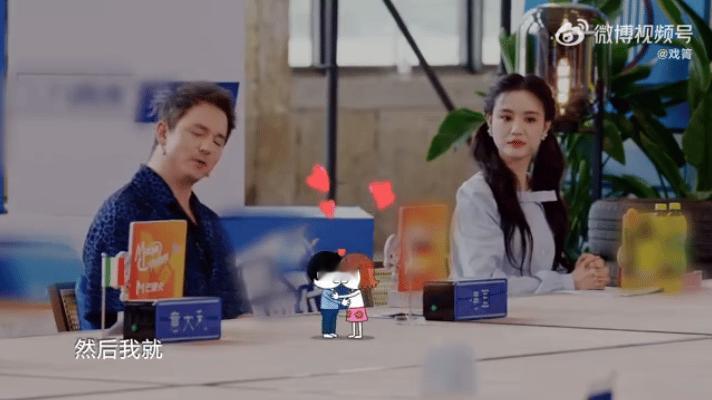 原来老外在爸妈面前看吻戏也这样原来大家都一样啊，在爸妈面前看吻戏一样的会尴尬，会