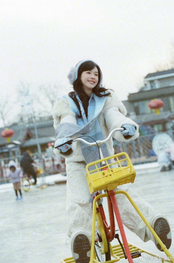 陈都灵露馅了陈都灵打卡什刹海 谁被陈都灵甜晕了！什刹海打卡图满是甜意，奶蓝耳罩显