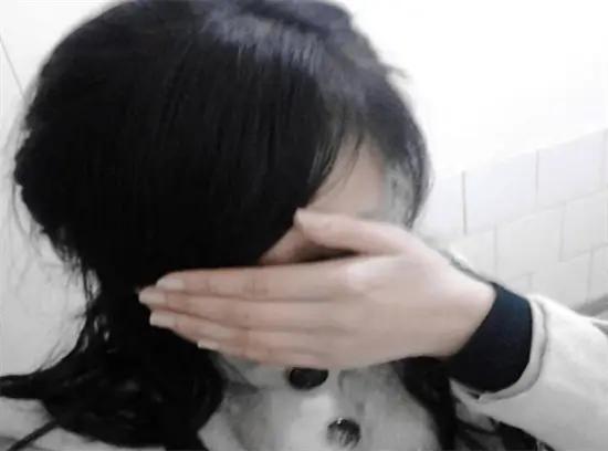 广东，一离异独居女子，听见隔壁夫妻晚上，经常发出恩爱有加的声音，渐渐心生怨恨，多