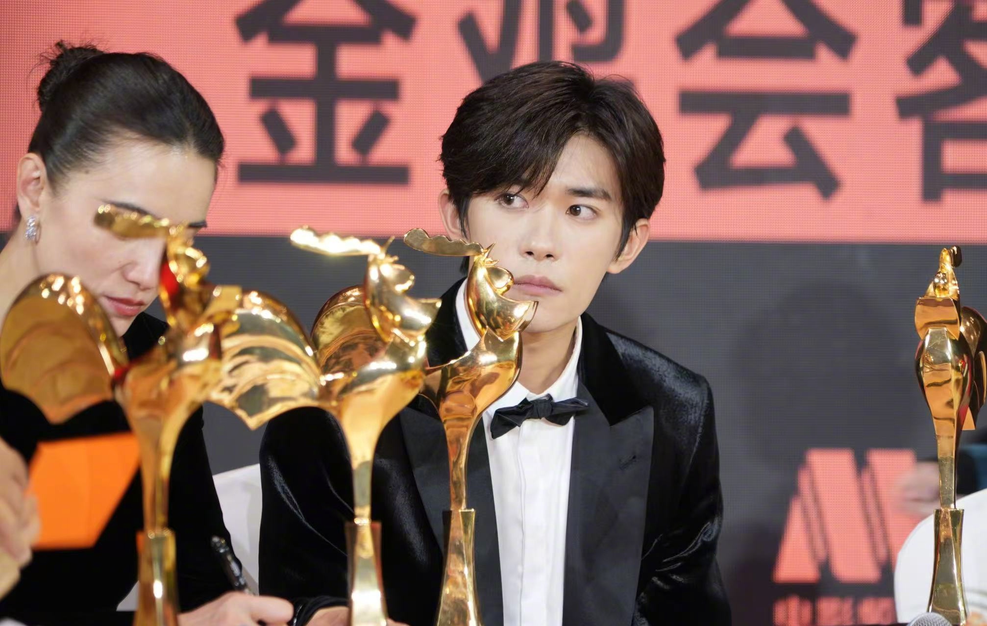 金鸡奖后台，凝望影帝奖杯的易烊千玺。