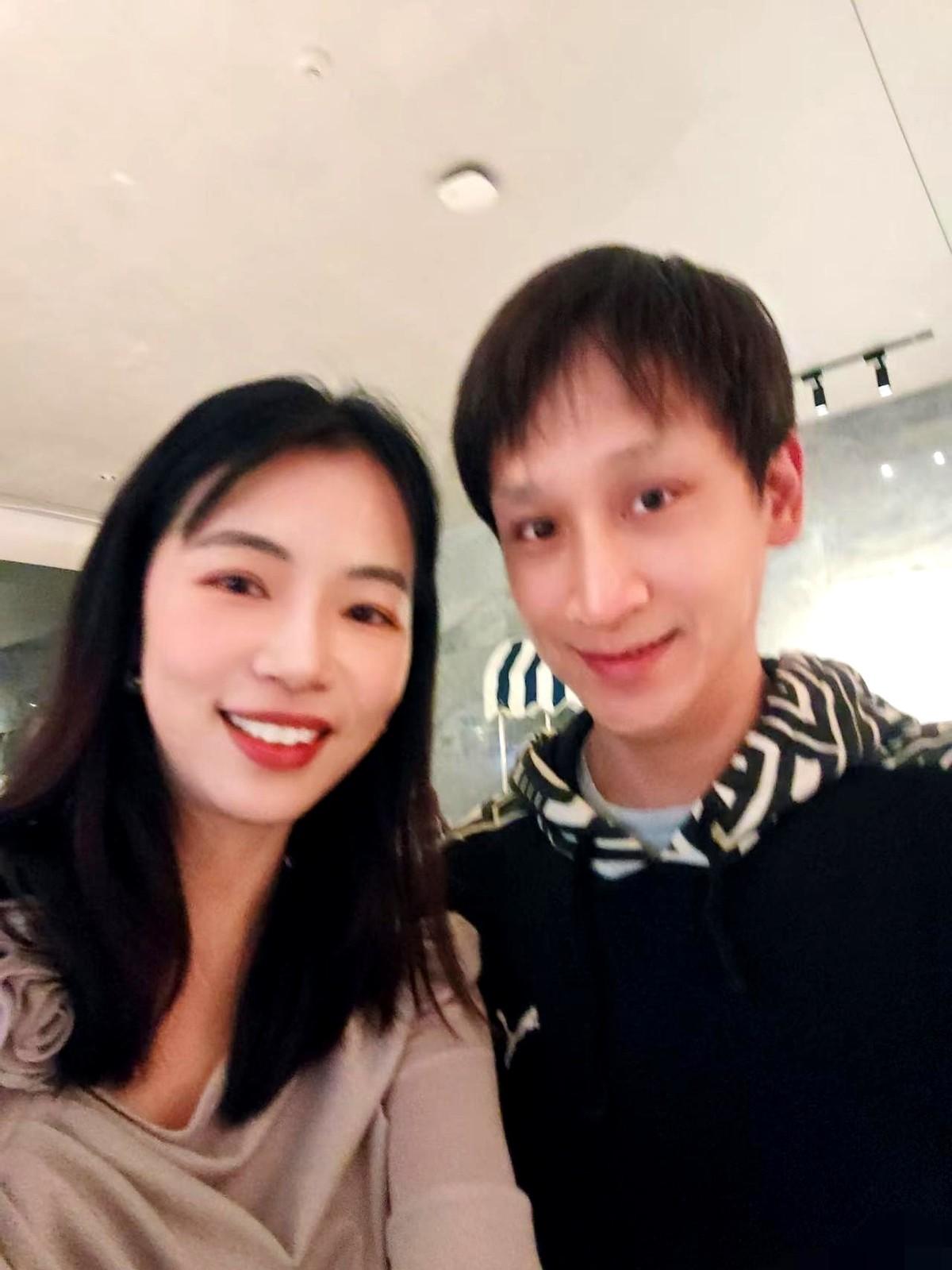 赵雅芝的二儿子黄光宜正面照曝光，他与粉丝合影没有修图，五官气质和赵雅芝完全不像，