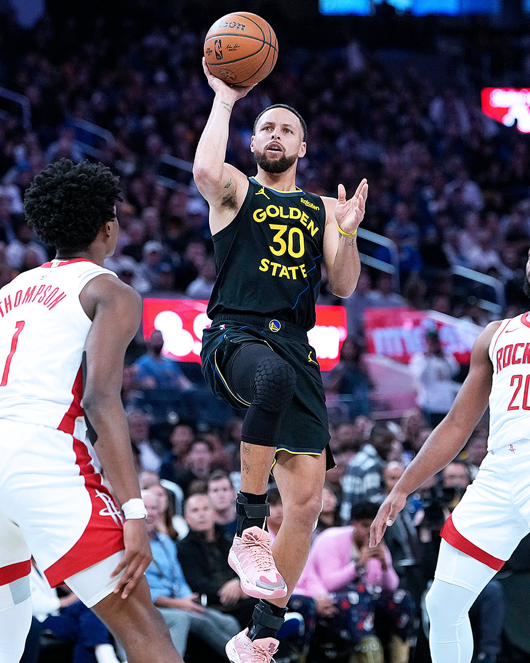 库里14分，7篮板，5助攻，2盖帽。火箭vs勇士