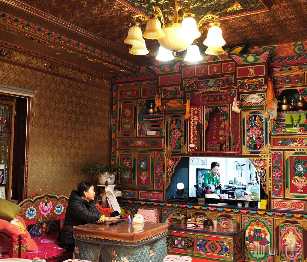 当你踏入藏族一家庭，一堂富贵气扑面而来，再看看装满相框里的几代人照片，顿时觉得这