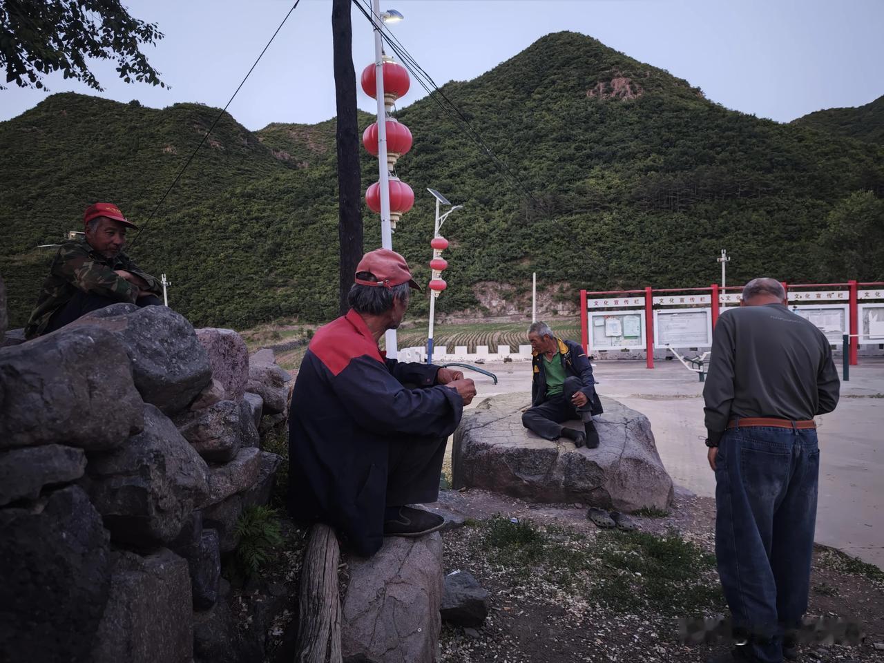 天刚擦黑，里长沟村的山就跟咱庄稼汉似的，往那儿一蹲，闷声不响地把日头给扛走了。