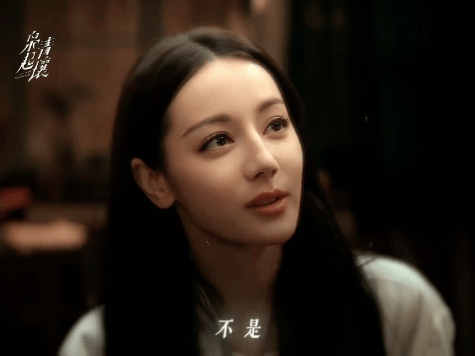 枭起青壤性张力35mm定焦锁死密闭空间，背景虚化只剩两人呼吸与肌理，48帧慢放藏