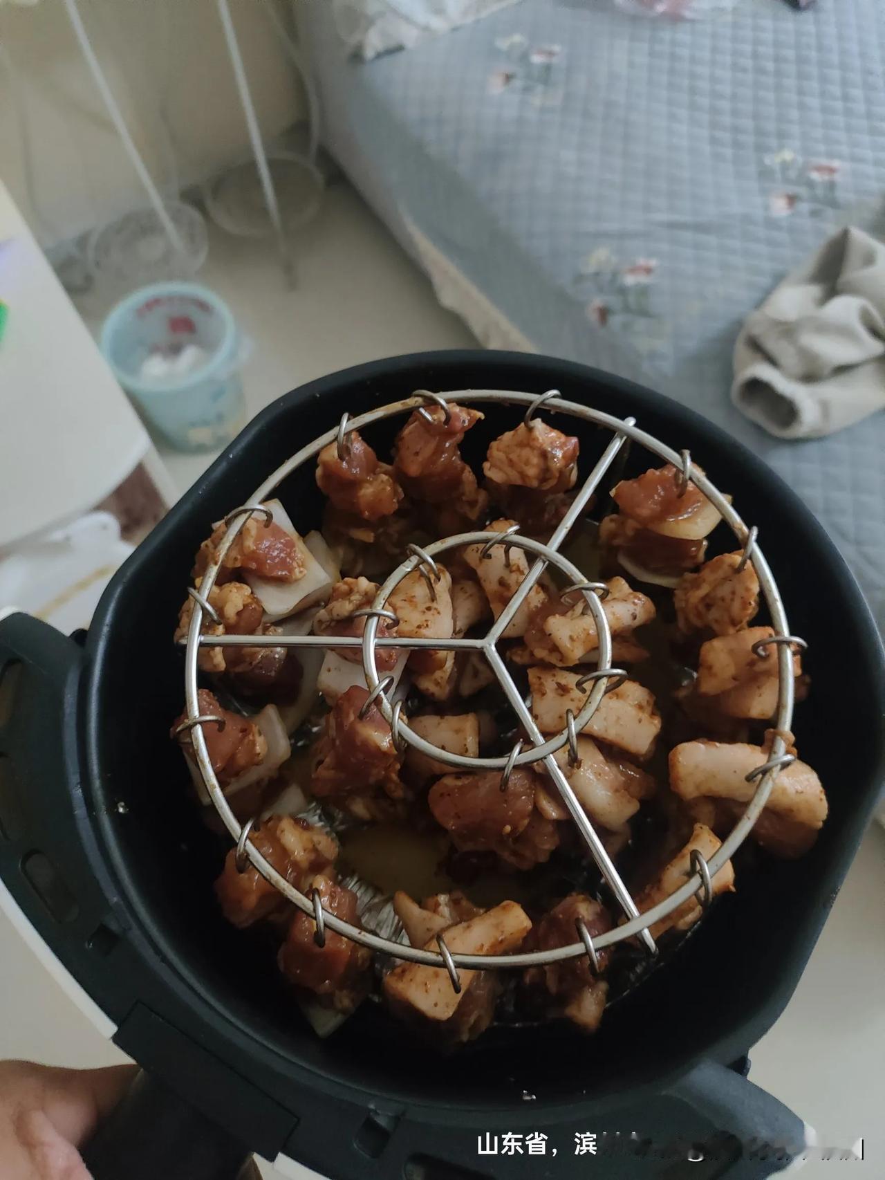 刷抖音空气炸锅可以自己在家做羊肉串，就在网上买了架子，你别说200度18分钟，味