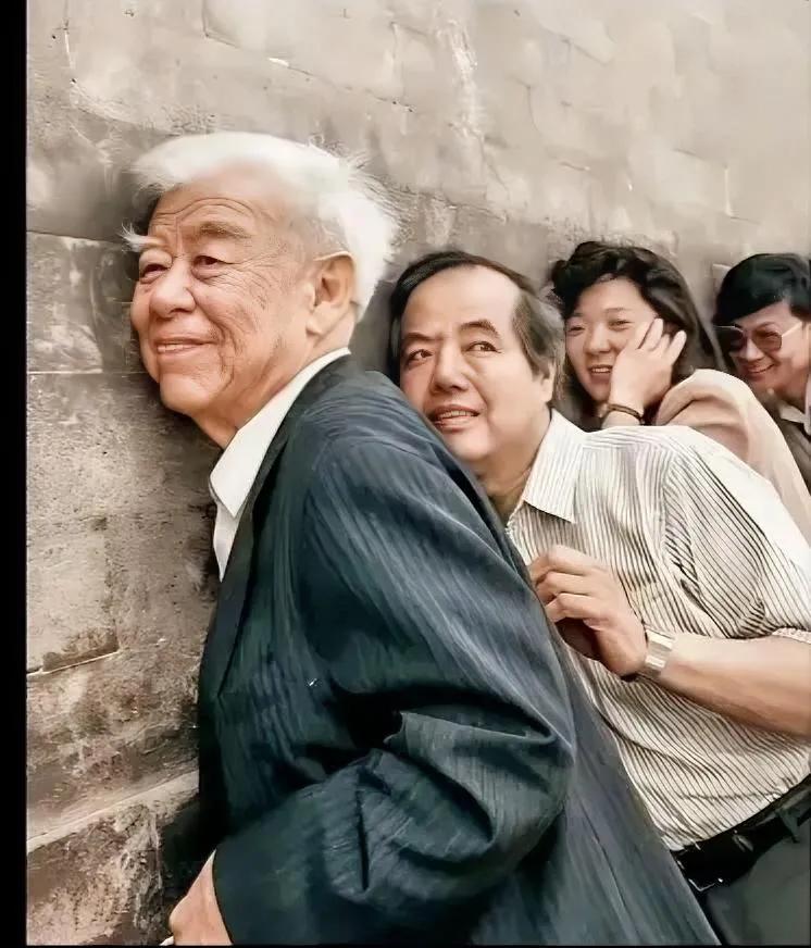 这是一张不多见的照片，
        这位老人挺有趣。
      大家知道他