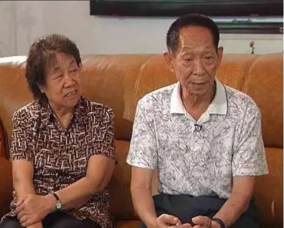 一次，袁隆平的爱人邓哲，在抽屉里发现他与前女友的书信，邓哲知道他们很相爱后忍不住
