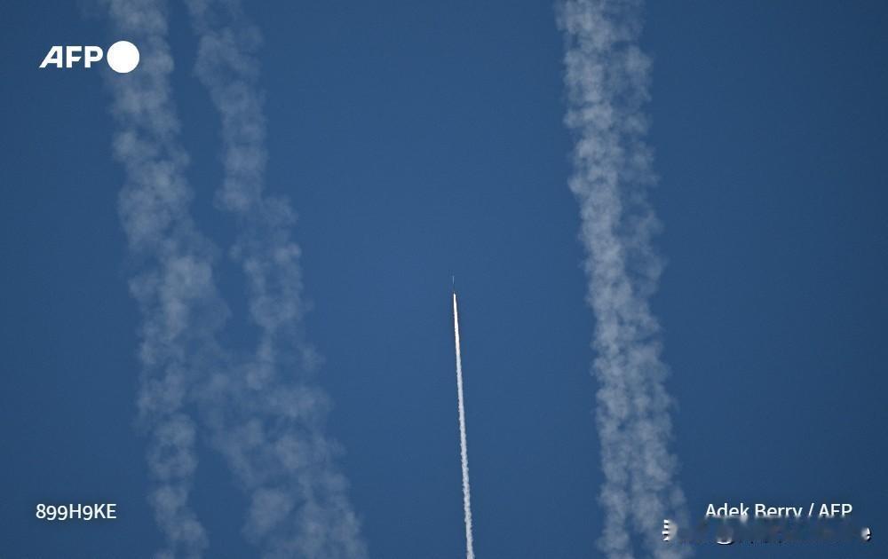 法国人拍摄的近期从中国谭平岛发射的370毫米制导火箭弹