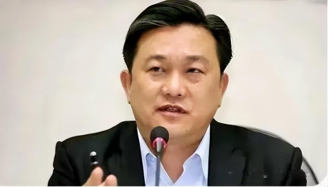 被列入“台独”顽固分子名单的王定宇，最近上演了一出“对外吹牛、对内抓狂”的闹剧，