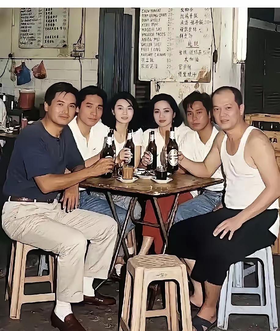 我敢说！这张老照片里能认出两位，绝对是非常熟知演艺圈的高手。