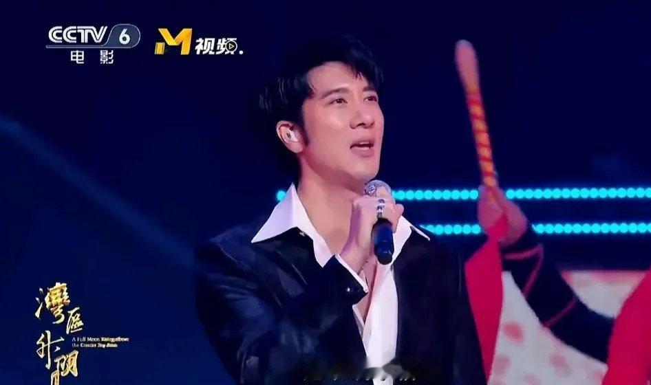 王力宏惊喜亮相湾区升明月晚会中，和众星合作一首《天地龙鳞》，这意味着，王力宏正式