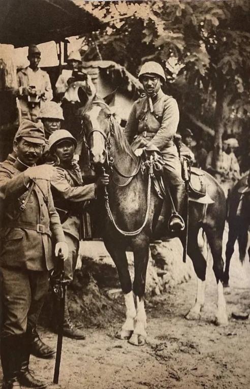 照片拍摄于1937年卢沟桥事变后，骑马的日军军官叫牟田口廉也，他是侵华日军步兵第
