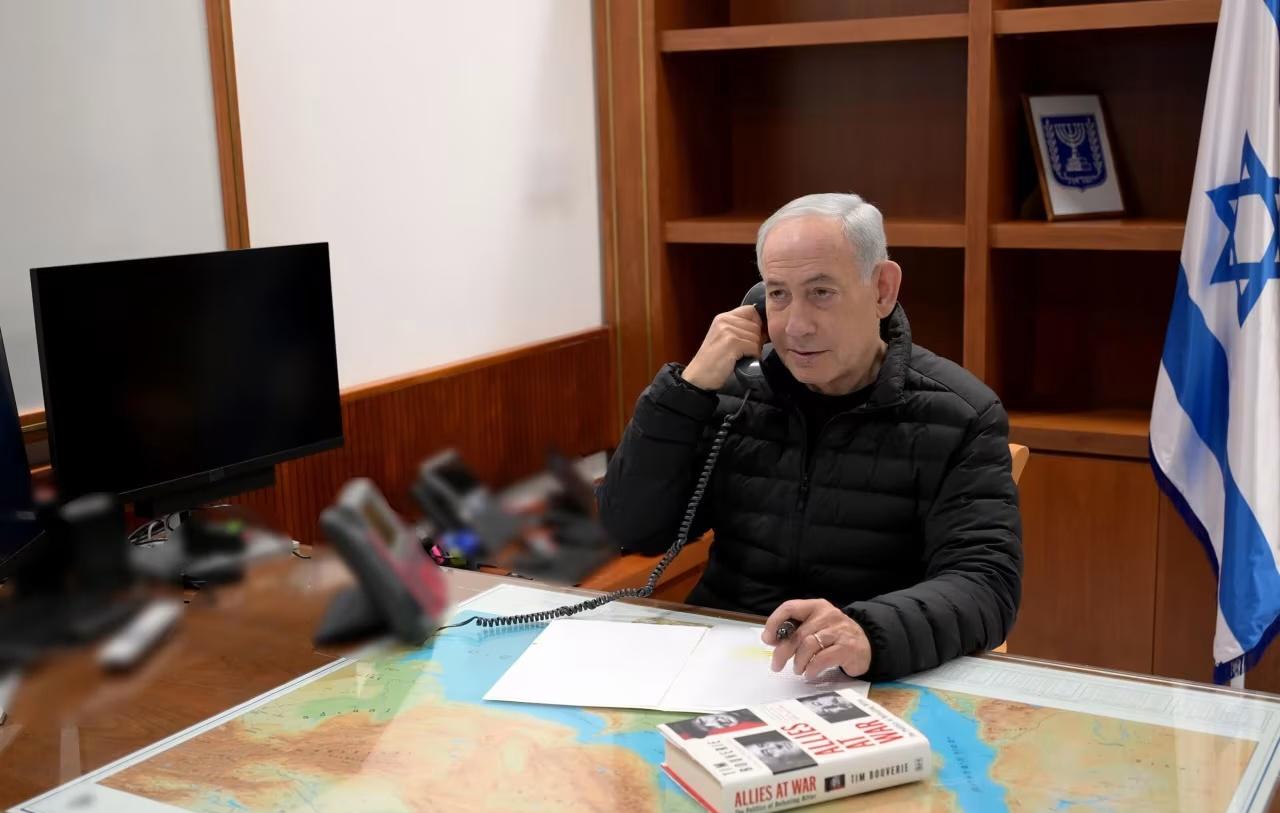 内壶非常淡定，打电话给懂王汇报战情。

他的桌上摊着一张中东地图，手边特意摆放着