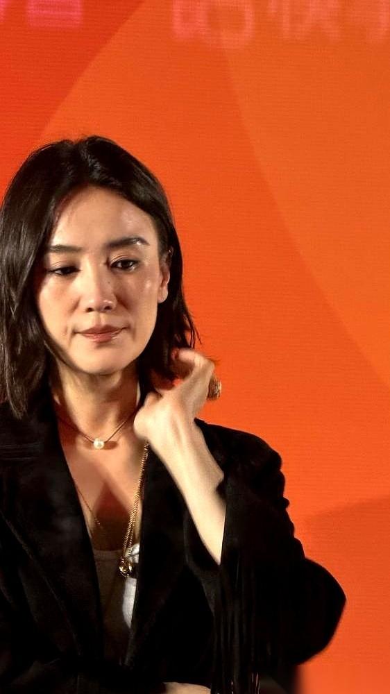 就因为一张提着鸟笼的照片，宋佳出事了。
一套新中式衣服，一个鼠尾辫发型，直接被人